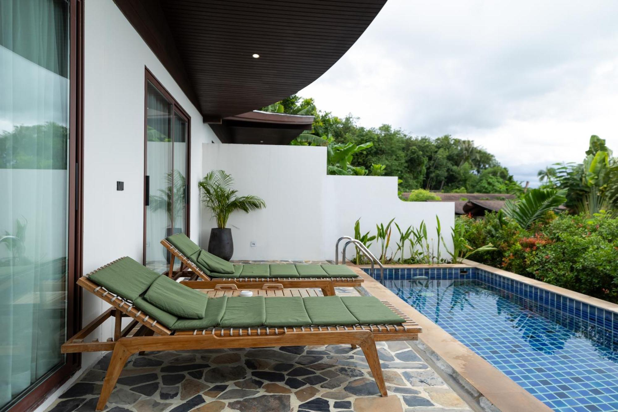 Hotel Barcelo Coconut Island, Phuket Exterior foto A pool at a hotel